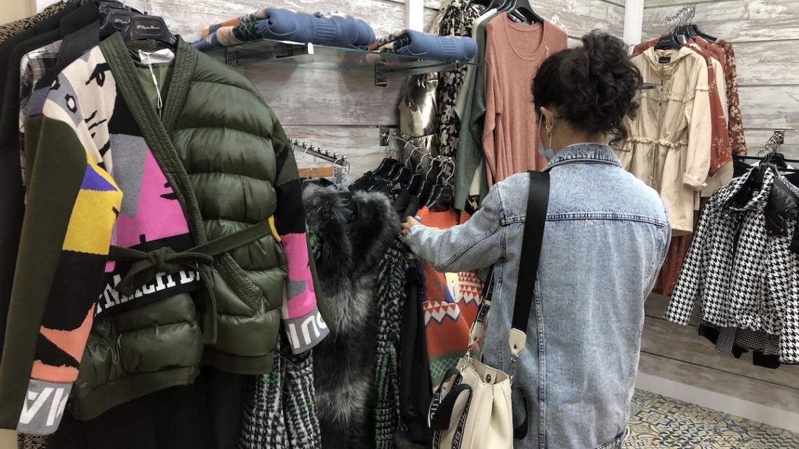 Una persona comprando en una tienda de Pozoblanco