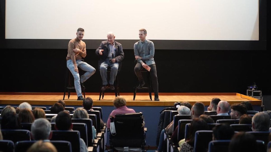 Javier Barbero junto a su abuelo y al presentador del acto, Antonio Ruiz