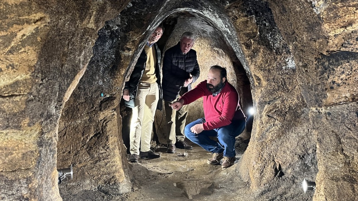 Santiago Ruiz, Francisco Javier Domínguez y Juan Diego Cabrera mostrando la cueva
