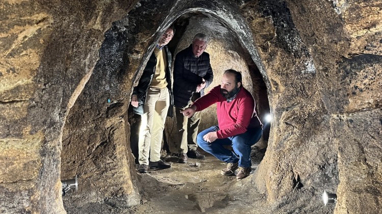 Santiago Ruiz, Francisco Javier Domínguez y Juan Diego Cabrera mostrando la cueva