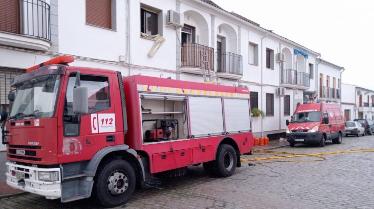 Los bomberos actuando en el incendio