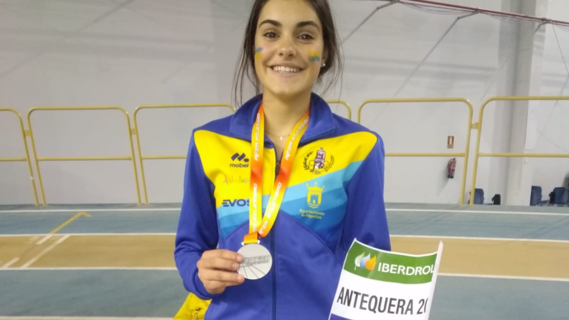 Lydia Estévez con su medalla