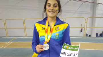 Lydia Estévez con su medalla