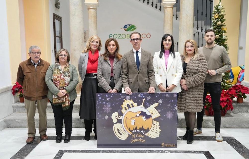 El equipo de gobierno presentando la Navidad