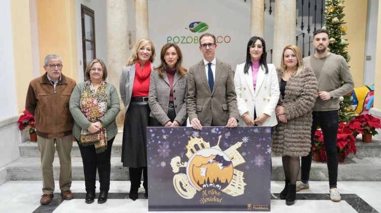 El equipo de gobierno presentando la Navidad