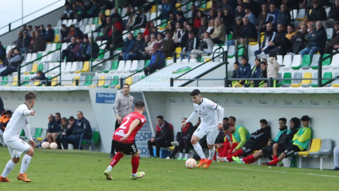 Fran Gómez encarando a un jugador del Cartaya