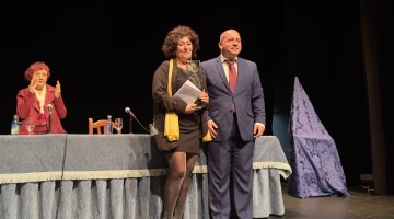 El alcalde, la ganadora del premio y la propia Juana Castro