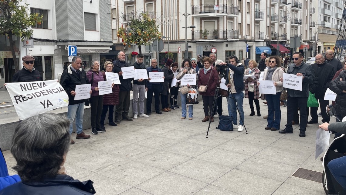 Los mensajes públicos en torno a la posible construcción de una residencia pública en Pozoblanco han ido variando sustancialmente conforme se ha ido desarrollando el mandato. Un cambio de ese mensaje oficial que preocupa al colectivo que lidera esta reivindicación, la Plataforma en Defensa de las Personas Mayores y Dependientes que exigió el pasado sábado que esos mensajes sigan sustentándose en la necesidad confirmada y proclamada en 2019, "en fechas previas a las elecciones municipales", porque esa construcción "sigue siendo una necesidad vigente". Medio centenar de personas secundaron una convocatoria donde se reivindicó que "la necesidad del centro residencial sigue vigente porque cada día siguen saliendo de su hogar personas mayores porque son dependientes y no tienen recursos para ser atendidos en sus domicilios y en muchos casos tienen que salir fuera de su pueblo". Volviendo a los mensajes, Teresa Dueñas, que hizo las veces de portavoz de la Plataforma, leyó un manifiesto donde se afirmó que "hace dos años el mensaje de moda era que se contaba con once mil metros cuadrados en La Salchi, pero desde hace algo más de un año el mensaje es que los mayores donde mejor están es en su casas". "Efectivamente, eso ha sido así toda la vida, donde mejor están los mayores es en sus hogares, pero cuando las personas se hacen dependientes las 24 horas del día y no disponen de quién las cuide en su casa buscan un centro donde ser atendidas", defendió en el manifiesto que leyó. La Plataforma sustentó esa afirmación argumentando que no han desaparecido las listas de espera en las residencias "ni de nuestro pueblo, ni de la comarca". Y aportó un dato, en España hay un déficit de 75.000 plazas de residencia de las que 62.000 serían ocupadas de manera inmediata de ser creadas por las listas de espera existentes. "Es lamentable que no se construya esta residencia porque eso significa dejar en el olvido a muchas personas que siguen necesitándola y, en el mejor de los casos, supone obligarlas a seguir en la lista de espera hasta que encuentren una plaza, aunque sea fuera de su pueblo", se escuchó en una concentración que esta vez se realizó en el bulevar de la Avenida Villanueva de Córdoba. "Nos sentimos engañados porque el señor alcalde entusiasmó al pueblo con este proyecto en días de elecciones, dejándonos después en la estacada. No ha querido complicares la vida y lamentamos que los mayores de este pueblo no hayan tenido la suerte de ser dignos ni beneficiarios de ello porque de lo prometido, no hay nada", cerró un manifiesto que volvió a entonar la consigan de "querer es poder".