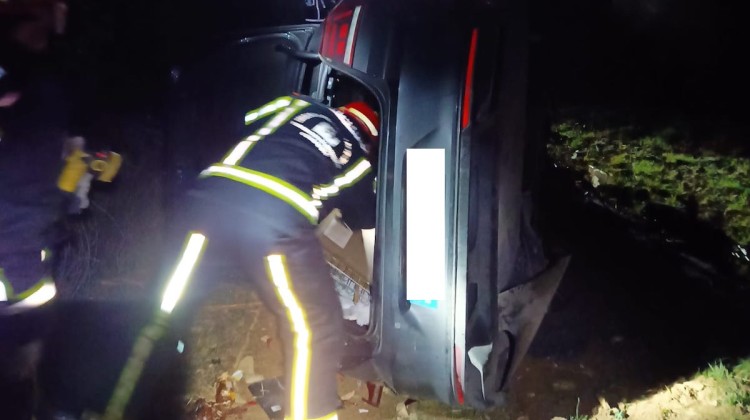 Un bombero actuando en el accidente