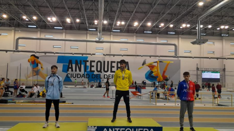 Ángel Romero en lo más alto del pódium. Foto: Atletismo Pozoblanco Ginés