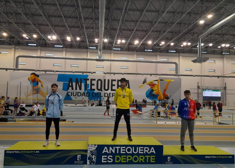 Ángel Romero en lo más alto del pódium. Foto: Atletismo Pozoblanco Ginés