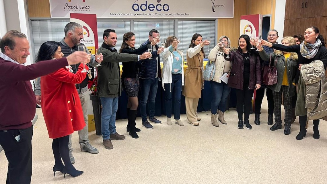 Los ganadores y empresarios brindando tras la entrega de premios