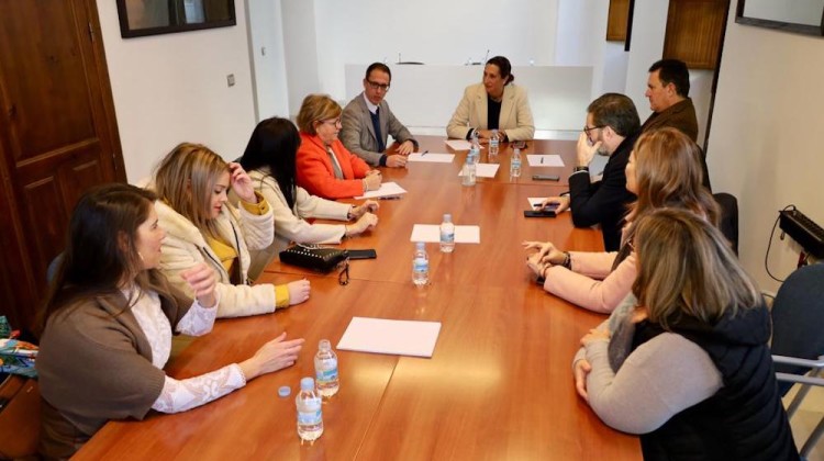 Reunión mantenida por la consejera Loles López con parte del equipo de gobierno de Pozoblanco