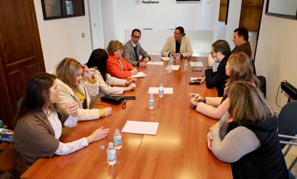Reunión mantenida por la consejera Loles López con parte del equipo de gobierno de Pozoblanco