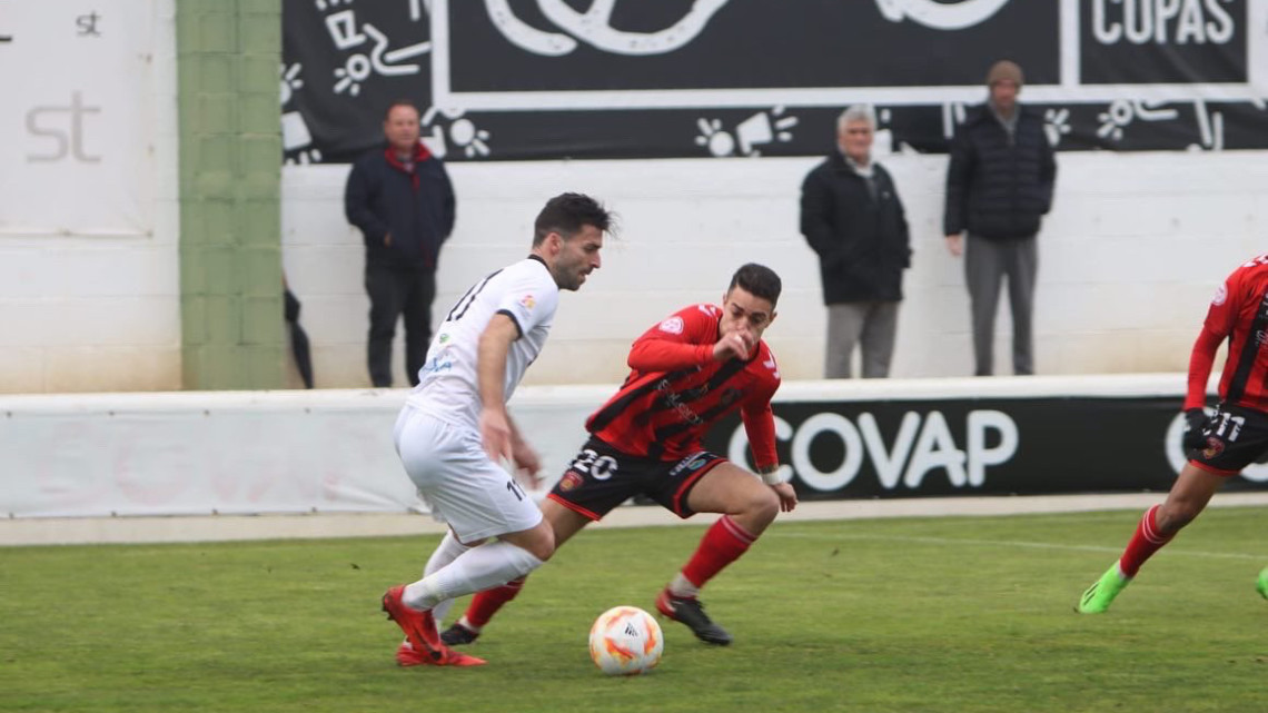 León encarando a un jugador del Salerm