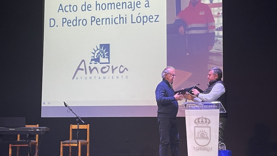 Pedro Pernichi con el alcalde de Añora, Bartolomé Madrid