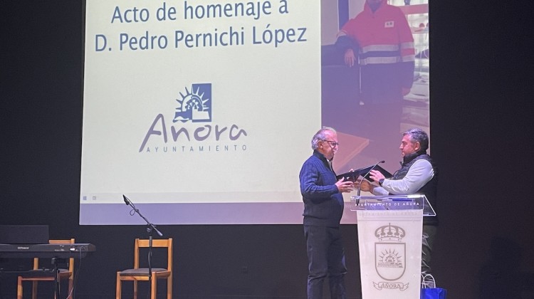 Pedro Pernichi con el alcalde de Añora, Bartolomé Madrid