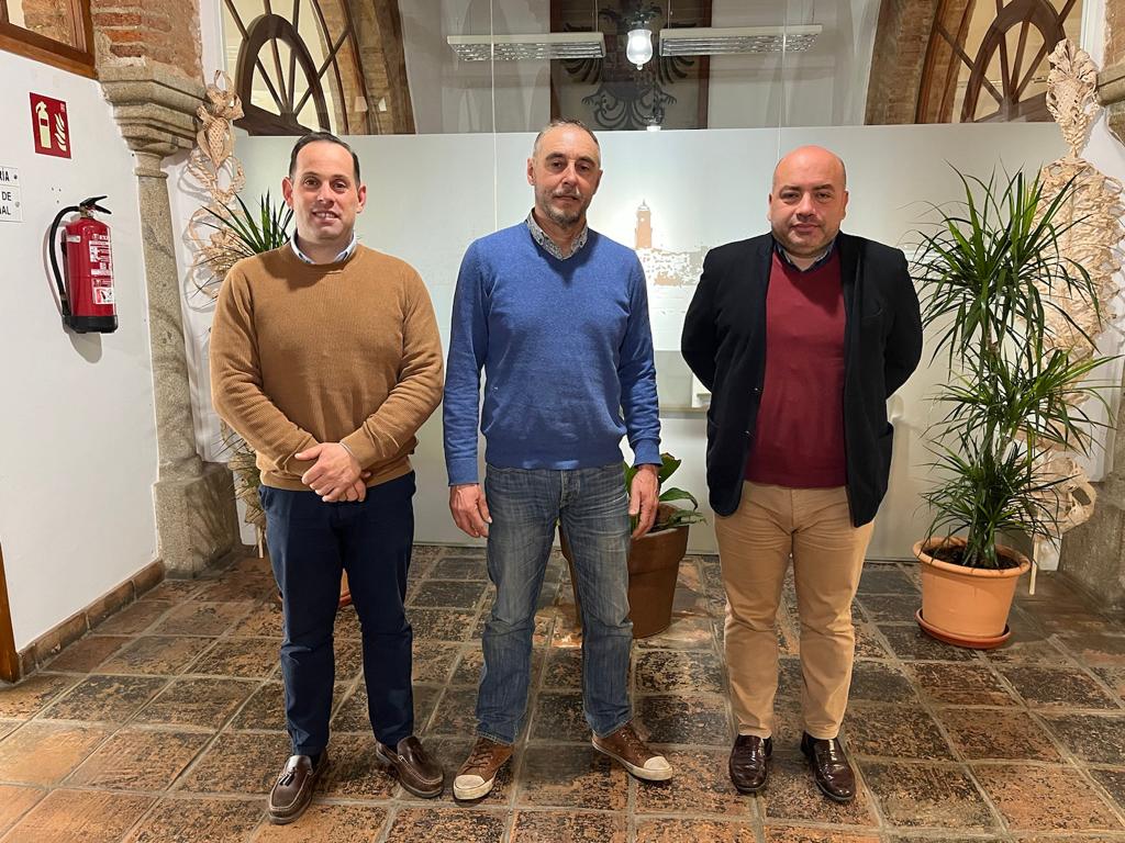 Alcalde, concejal de Cultura y escultor.