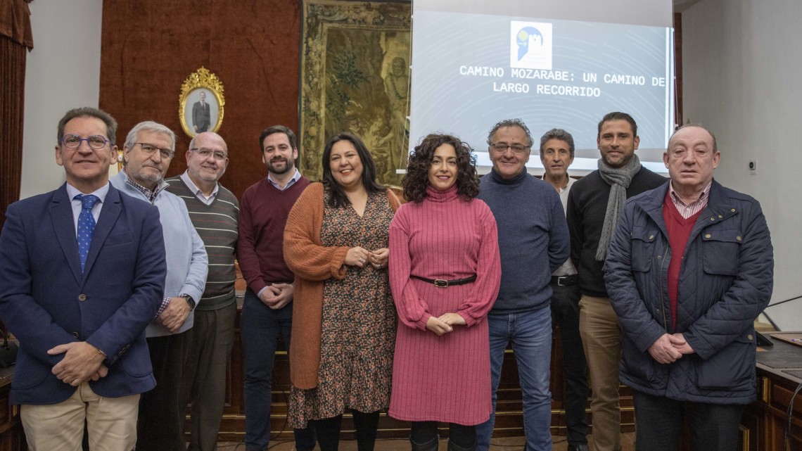 Los alcaldes y alcaldesas de los pueblos que forman la Asociación junto a Dolores Amo