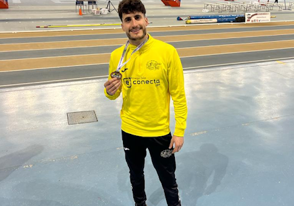 Ángel Romero con una de sus medallas