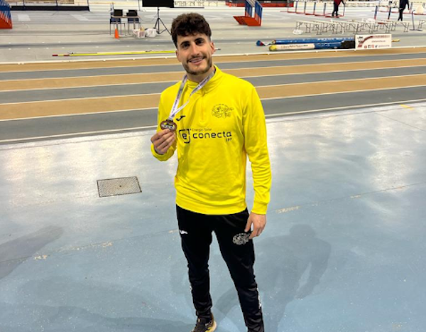 Ángel Romero con una de sus medallas