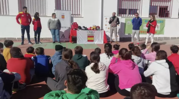 El alumnado de Torrecampo atendiendo a las explicaciones de los deportistas olímpicos