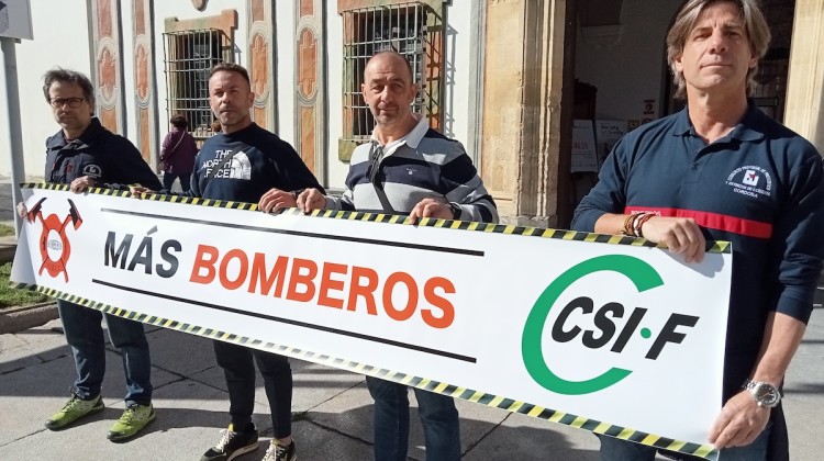 Protesta solicitando más recursos para los parques de bomberos