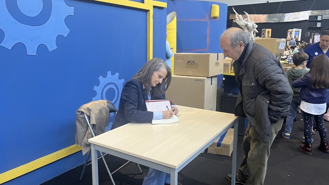 Isabel San Sebastián durante la firma de libros en el Salón del Libro