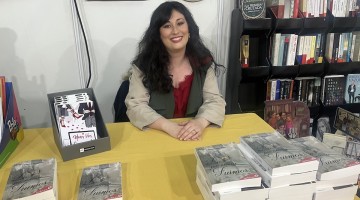Luna Dueñas durante su firma de libros