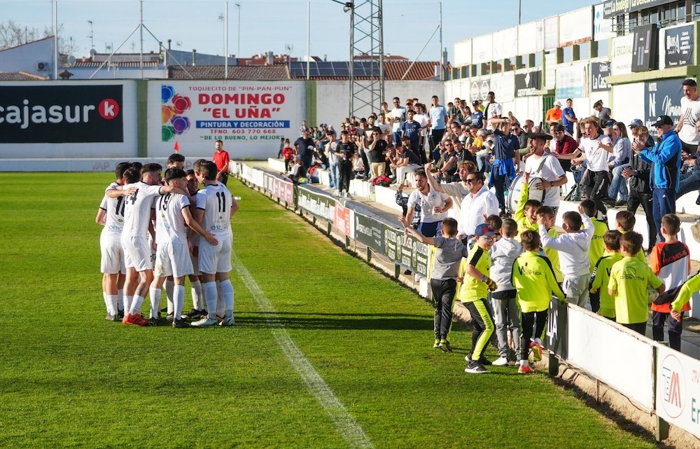 Los jugadores del Pozoblanco celebrando un gol