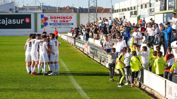 Los jugadores del Pozoblanco celebrando un gol