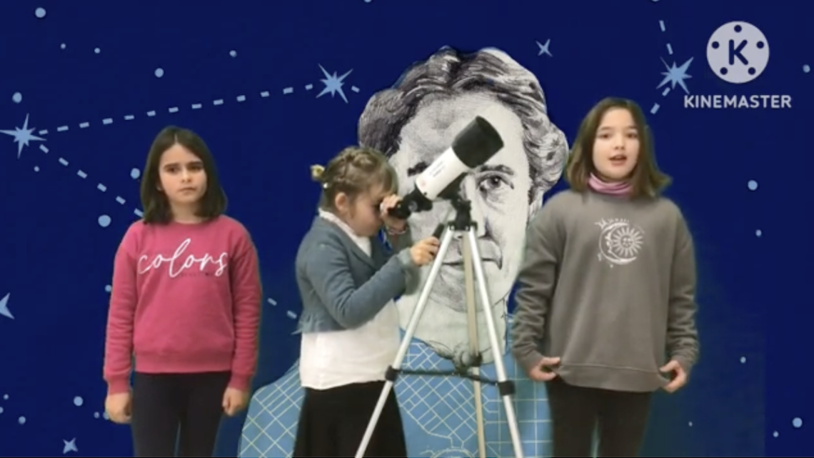 Tres alumnas durante una explicación oral sobra la vida de una de las científicas elegidas