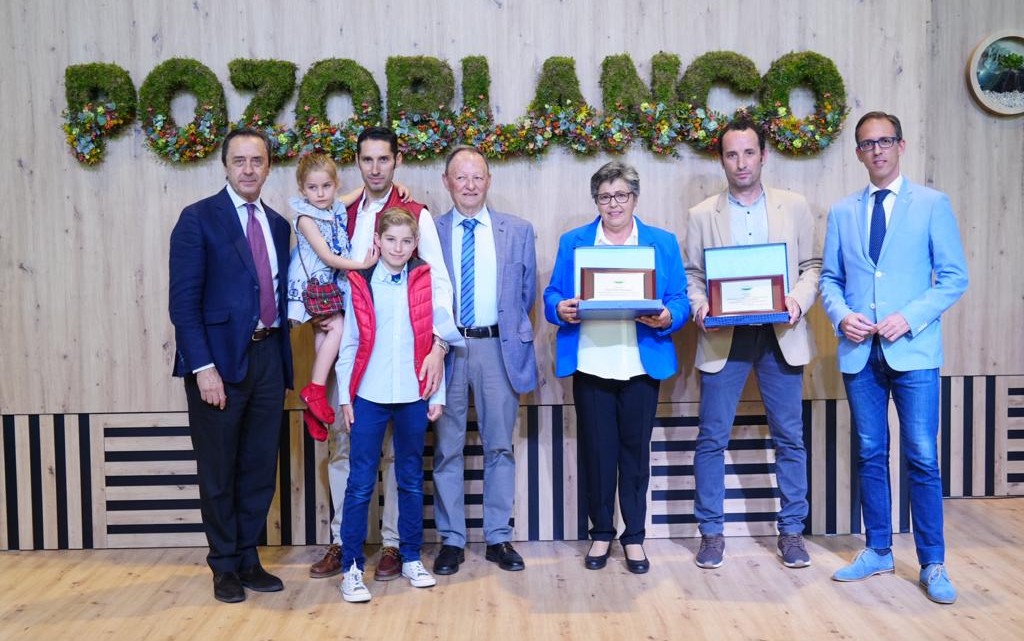 Los galardonados en la Feria Agroganadera con el presidente y vicepresidente de Confevap