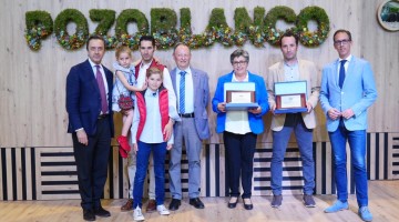 Los galardonados en la Feria Agroganadera con el presidente y vicepresidente de Confevap