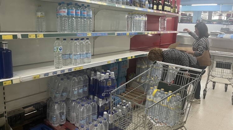 Compra de agua en un supermercado de Pozoblanco