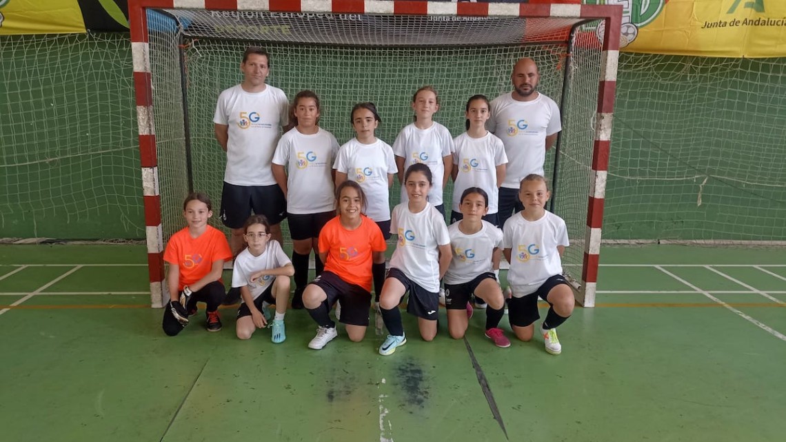 Las jugadoras con sus entrenadores