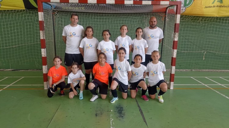 Las jugadoras con sus entrenadores