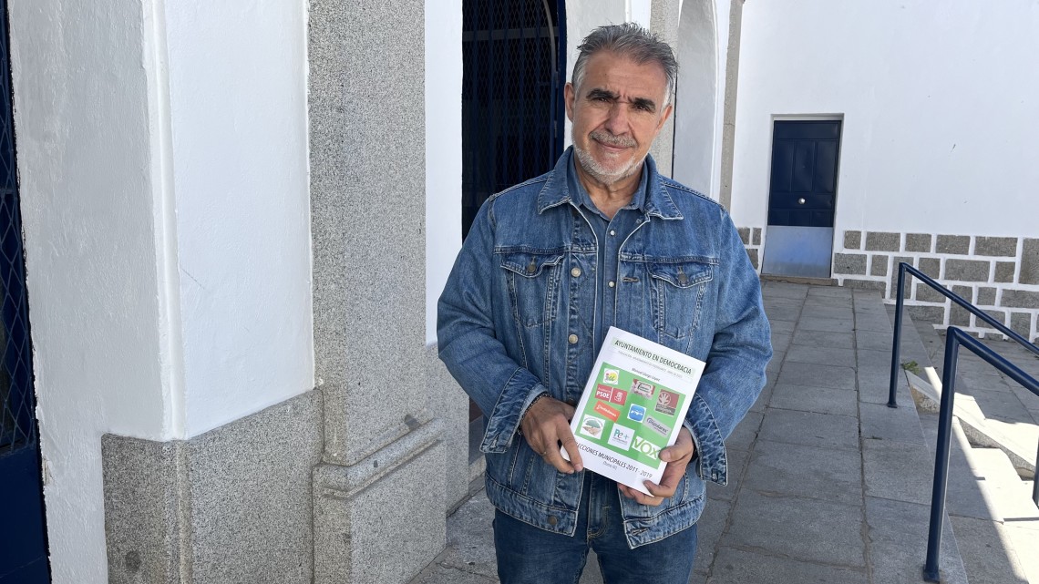 Manolo Llergo con el tercer volumen de su libro