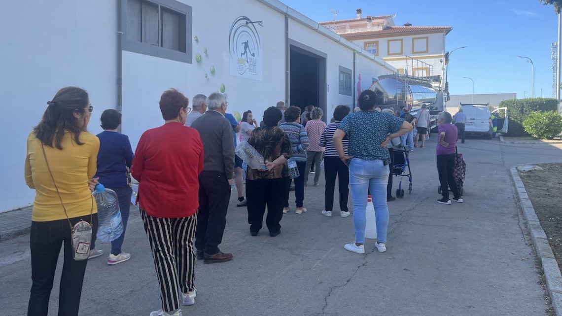 Reparto de agua en el barrio del Torilejo