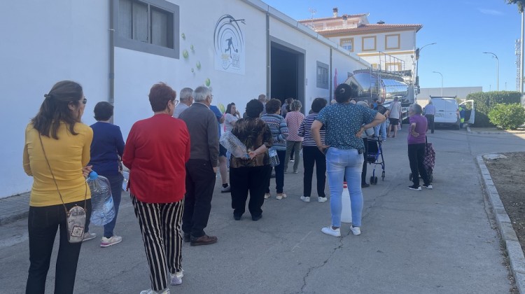 Reparto de agua en el barrio del Torilejo