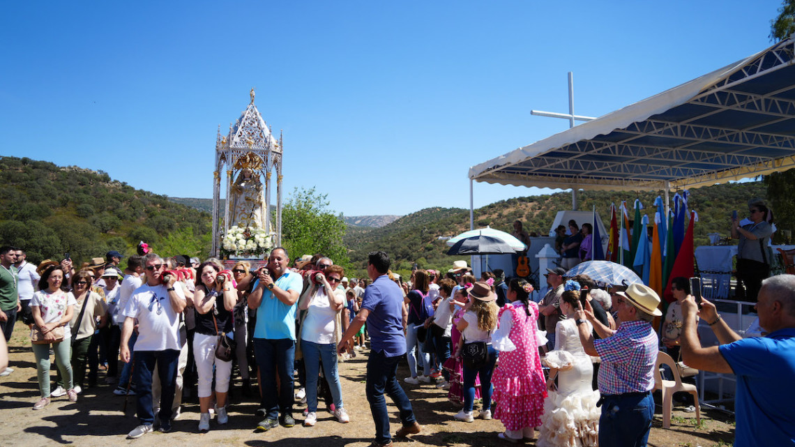Miles de personas se dieron cita en la romería de la Virgen de Veredas