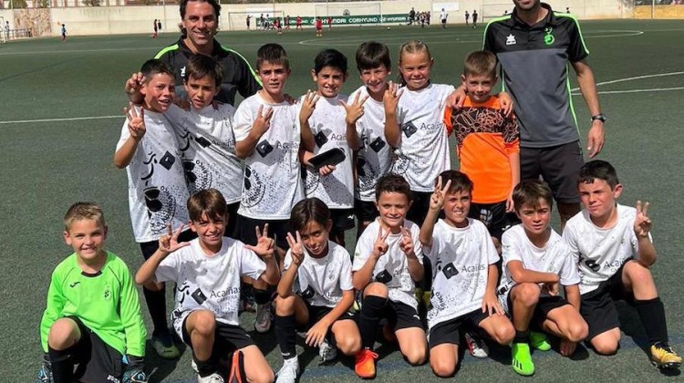 Los jugadores de la Escuela del equipo Benjamín tras conocerse su ascenso