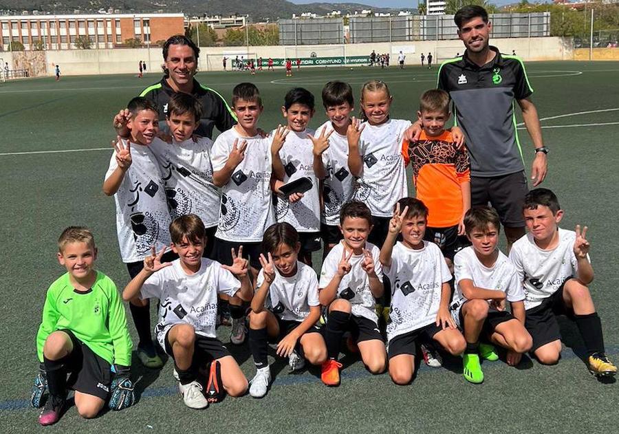 Los jugadores de la Escuela del equipo Benjamín tras conocerse su ascenso