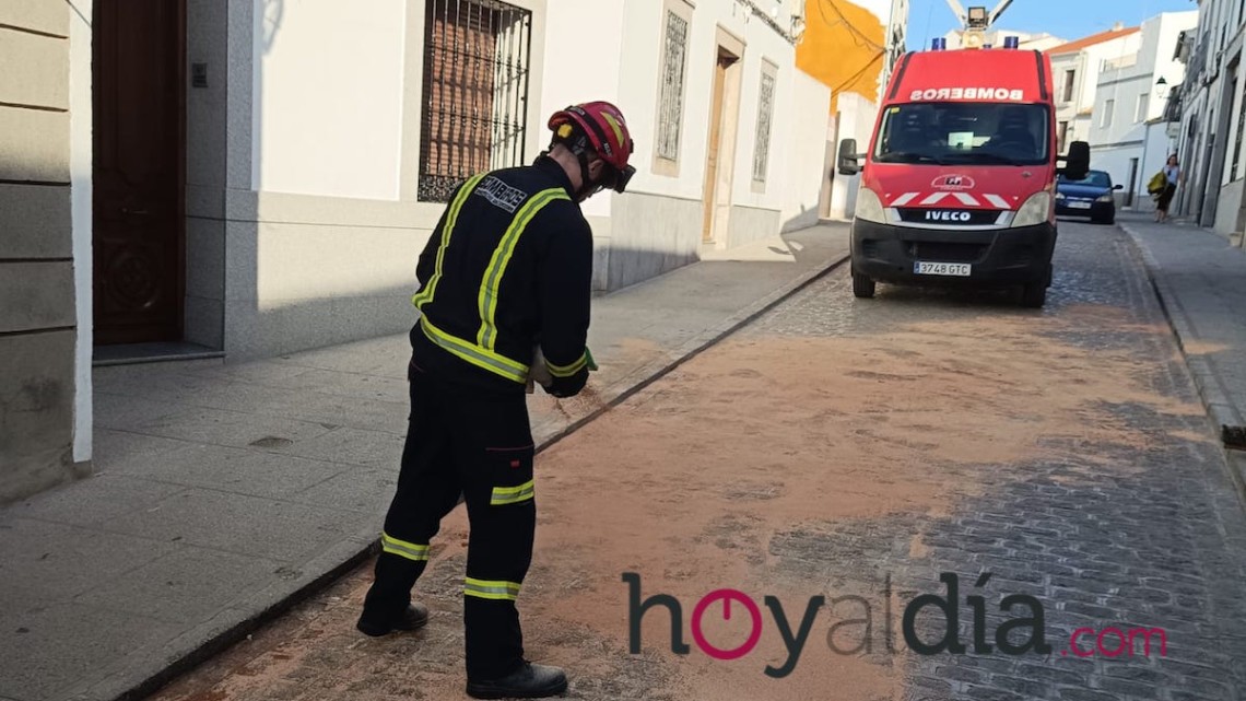 Los bomberos actuando en la calle Romo