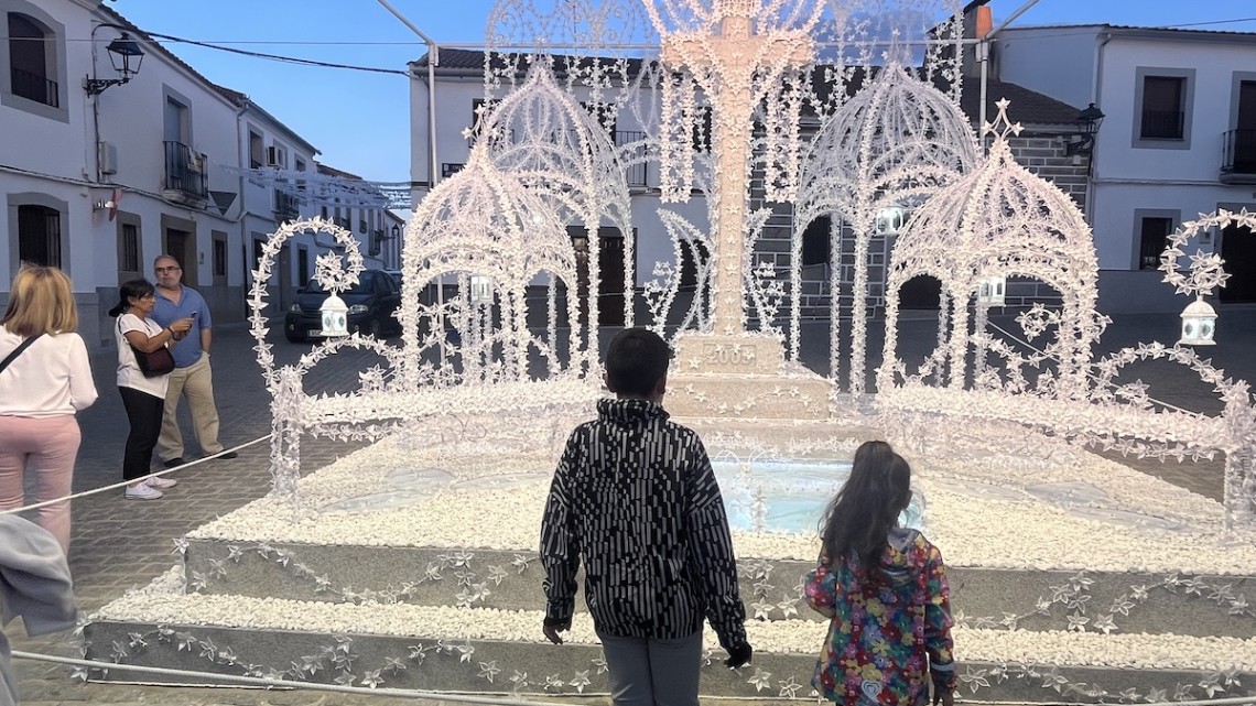 Dos niños viendo una de las cruces de Añora