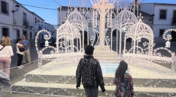 Dos niños viendo una de las cruces de Añora