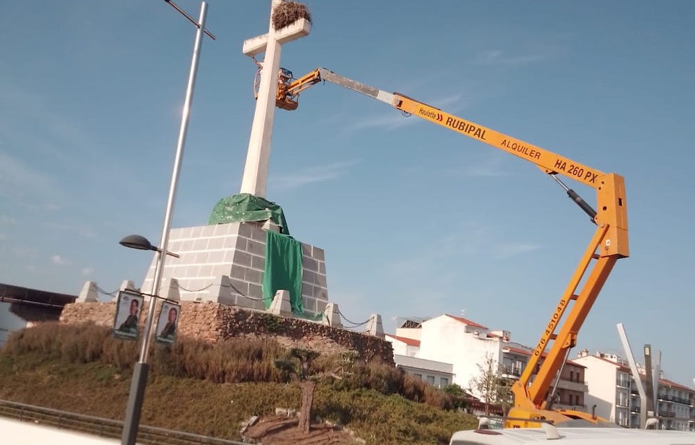 La grúa en la Cruz de la Unidad