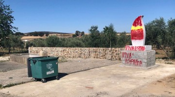 Así ha quedado el monumento tras la pintadas