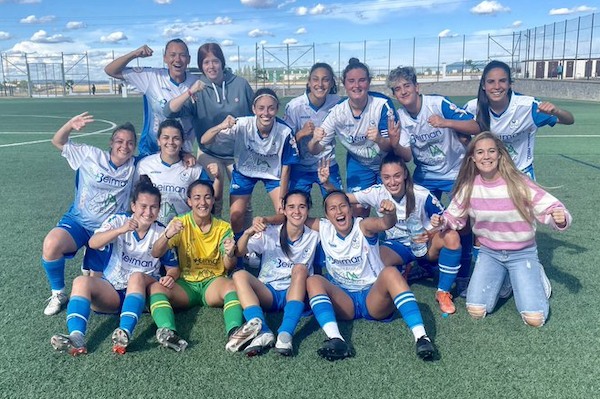 Las jugadoras del Pozoalbense celebrando su victoria