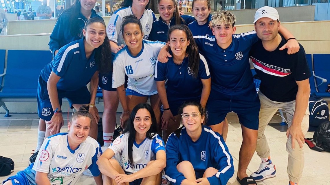 Las jugadoras de Pozoalbense en el aeropuerto